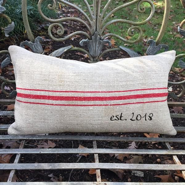 asouthernbucket's tweet photo. Personalize this vintage grain sack pillow with a custom established year - it's perfect for a wedding gift or housewarming gift! Now available in both blue and red stripe.
#weddinggift #housewarming #establishedyear #personalizedgift
https://t.co/XaRE5U1MCu https://t.co/rnwyE9yfBk