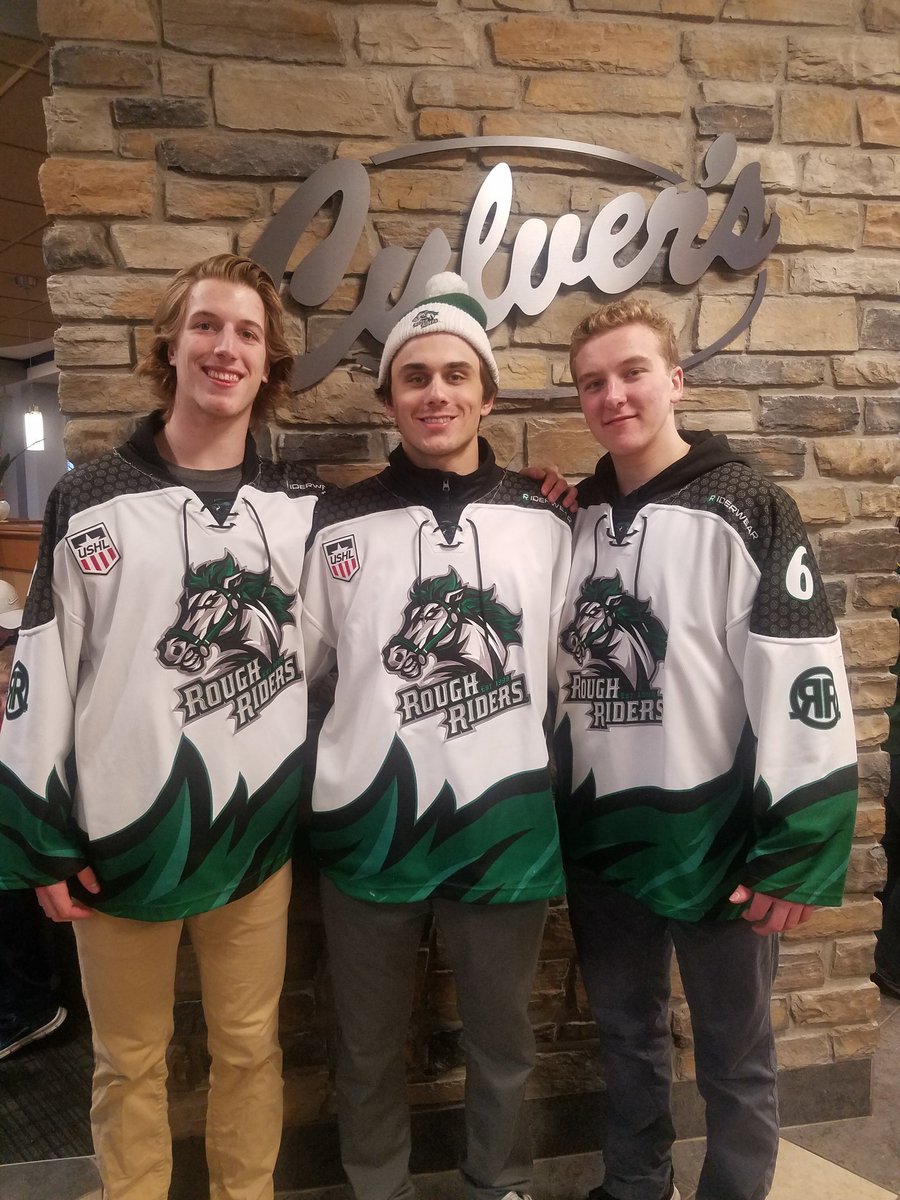 BECK68T's tweet image. #sticksoutfortheboys  USHL Cedar Rapids Roughriders fundraiser for the Gofundme page. 10% of all food plus cash donations.  Great turn out at all 3 Culver&apos;s Restaurants. For the Boys!!