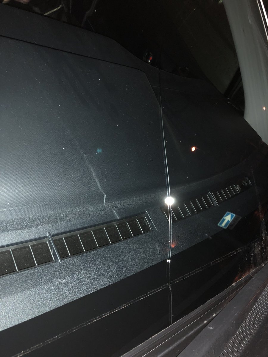 ট ইট র こうき 46猫 昨日 勤務中に高速でフロントガラスに30 40cmの縦ヒビ入ったし