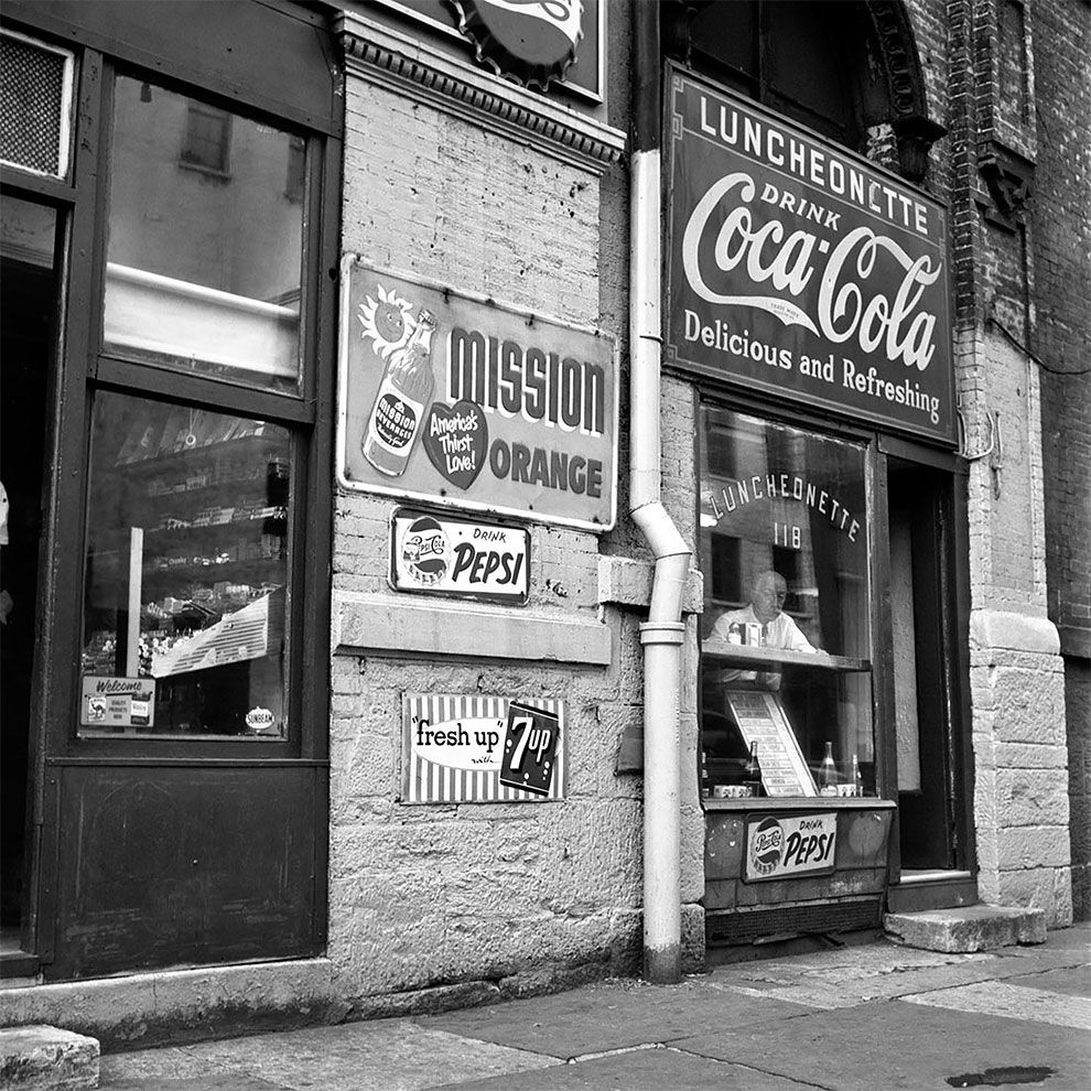 SkyScraperGirls's tweet photo. Vivian Maier: Lost Photographs Of 1950s New York https://t.co/0yNsJpVsxk https://t.co/1S9xmNP8wA