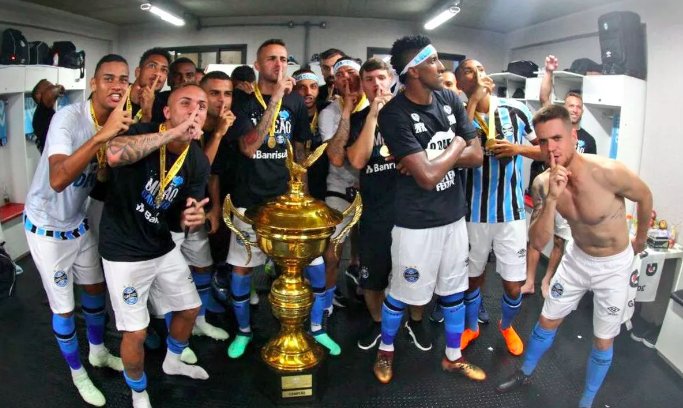 O_Bairrista's tweet photo. URGENTE: CBF atende pedido do Inter e homenagens antes dos jogos terão apenas 30 segundos. Clube não explicou o motivo da solicitação https://t.co/TTHJc0gn6l https://t.co/RcPURpI0m4