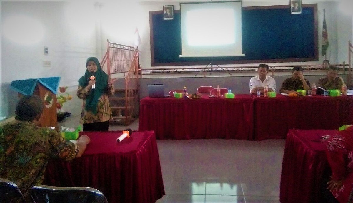 itkab_tegal's tweet photo. Salah satu manfaat dana #BOS adlh mmbantu peserta didik dri smua golongan masy. mndptkan pndidikan yg bebas biaya dan bermutu. 
Kamis, 12/4/2018, @itkab_tegal kawal pengelolaan #BOS di UPTD @DikbudKabTegal #KecamatanTalang. 
Untuk masa depan @PemkabTegal  yg lbih baik 🌹 https://t.co/RBPss0Sarv