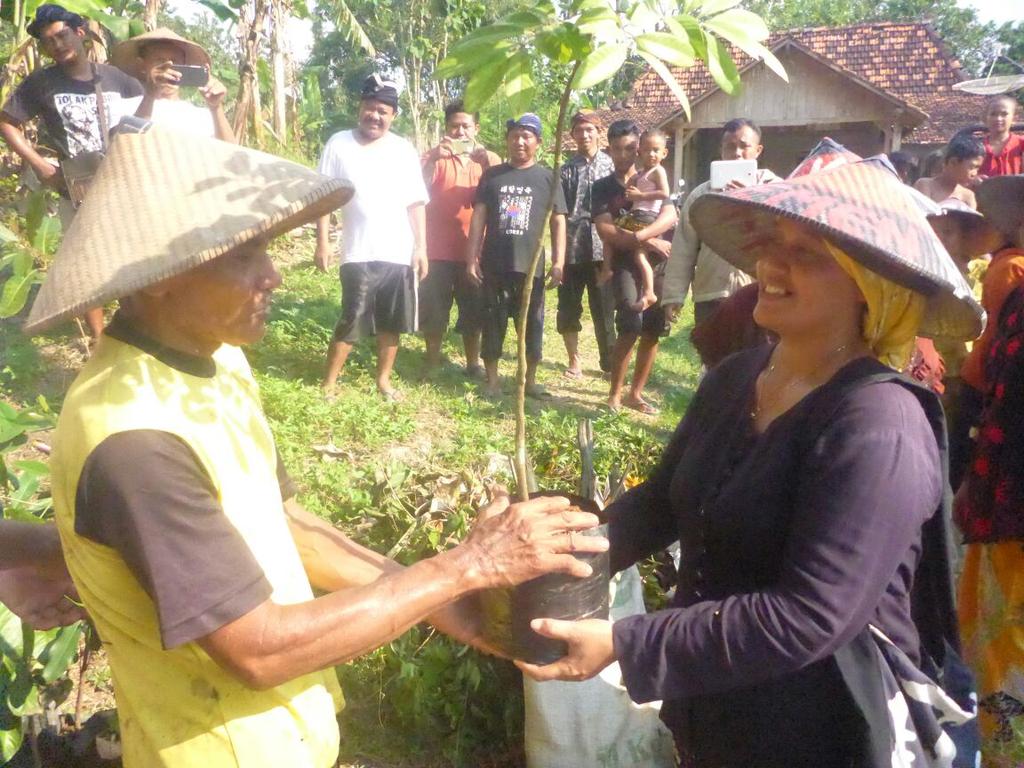 banyukendeng's tweet photo. Warga Pegunungan Kendeng #blora mengadakan kegiatan resik2 di Sendang Cokrowati, desa #Cokrowati, Kec #Todanan Kab Blora. Rangkaian Nyiwer Kendeng yg di adakan di 4 Kabupaten. #KartiniKendeng #SelamatHariKartini #KartiniDay #AirUntukKehidupan #SaveKarts https://t.co/vDEwzBQPiM