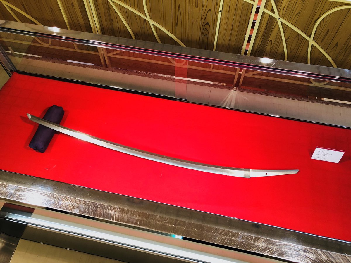 でじたろう ニトロプラス Twitterissa 刀剣乱舞宴奏会の仙台会場となる東京エレクトロンホール宮城にて 復元 三日月宗近 真を設置完了 左右のライトの光を刃文に当てて 顔を左右に動かしてみると三日月の打ち除けが見易いです ぜひご覧ください