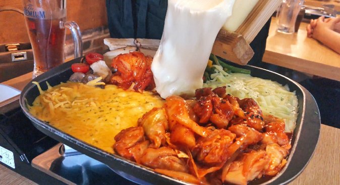 muni_gurume's tweet photo. 【Oh!キッチンN】
@東京 新大久保

ダッカルビとサムギョプサルのラクレットチーズ掛けを食べられるお店。
とろっとろなチーズの海の上から、更にラクレットチーズをかけてもらえるチーズ好き歓喜の逸品✨
ボリューム満点でお腹いっぱい堪能することができます🎶 https://t.co/PcRfB5SpG6