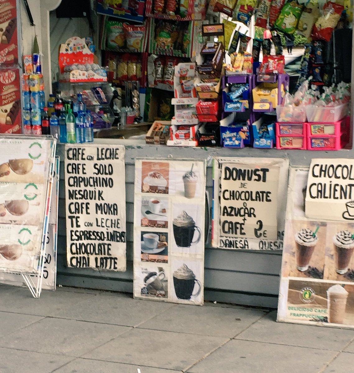 AriadnaCMusic's tweet photo. No soy muy de comert #Donuts xq no son sanos, pero estoy por probar los #donust de este quiosco de Madrid que seguro que son mucho mejores πππ @Cabronazi https://t.co/N14zdgDsl2