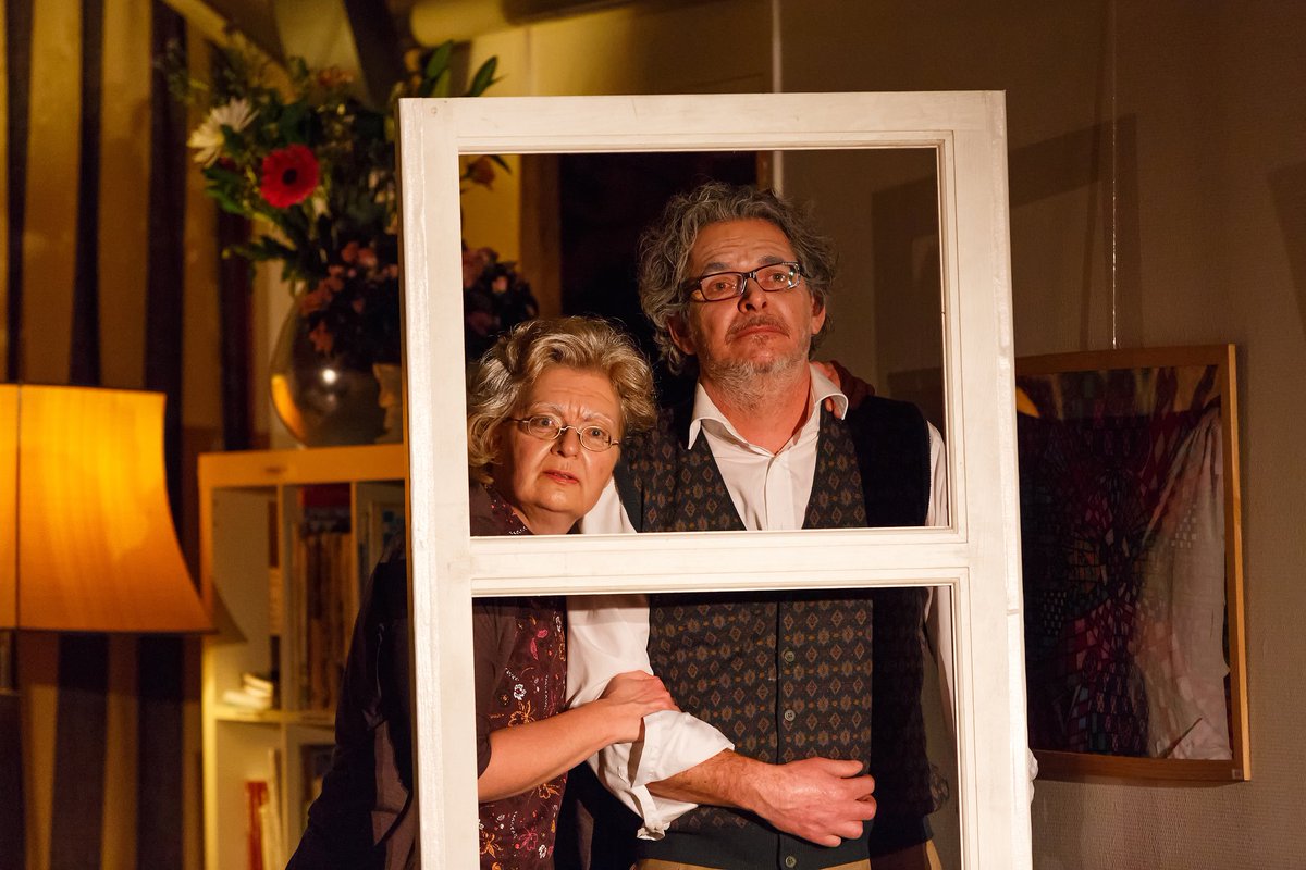 Mausems01's tweet photo. Feestje met een serieuze ondertoon. Vanmiddag zelf spelen in het prachtige 'gebroken licht van troost'. Vanavond naar 'Ma' met @EricCorton Beiden in #TheaterAandeSlinger #theatergroepSplinter#themadementie https://t.co/63XWzOmBiC
