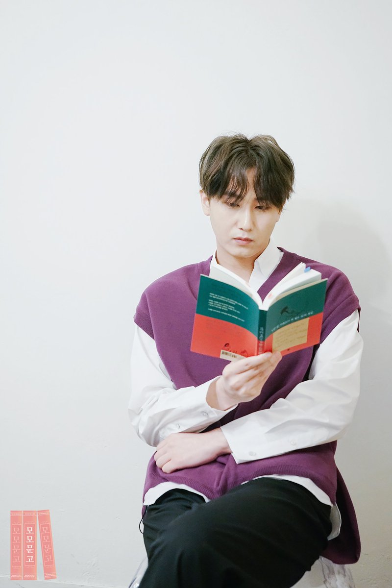 [#모모문고📚 비하인드]

내 집처럼 편안하게! 🏠 
그덕에 솔직한 얘기 들을 수 있었던 👂🏻
허영생의 모모문고, 비하인드 사진 공개합니다💚

더 많은 사진은 MOMO X 인스타에서 확인하세요!
▶ instagram.com/p/BhdbDIbgIh1/

#허영생 <a href="/kqent/">KQ 엔터테인먼트</a> <a href="/mystyle1103/">HEO YOUNGSAENG</a>