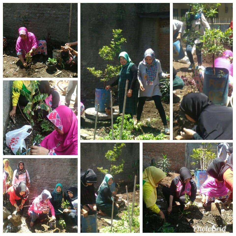 Ket.TP.PKK memampaatkan lahan tidur untuk dibenahi dan ditanan tanaman yg bermampaat bersama kader di rw.02 tgl.10.04.2018 <a href="/KecBankul/">Kec. Bandung Kulon</a>