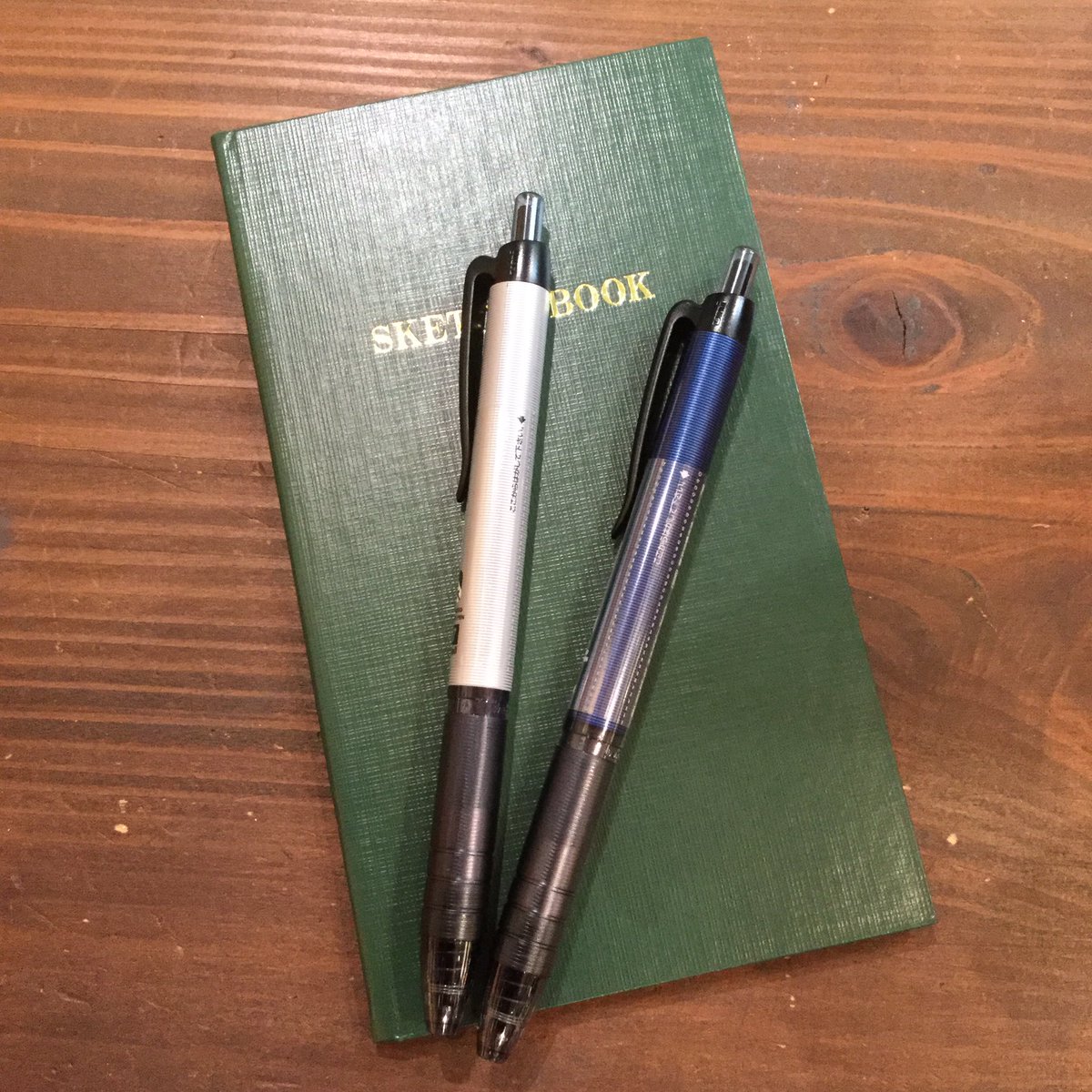 閉店しました Note パワータンク 新色入荷致しました スマートなデザインで機能性抜群なボールペンです Andnote 神宮前 原宿 文具 Bungu Stationery 三菱 さん パワータンク ネイビー シルバー コクヨ さん 測量野帳 緑 T