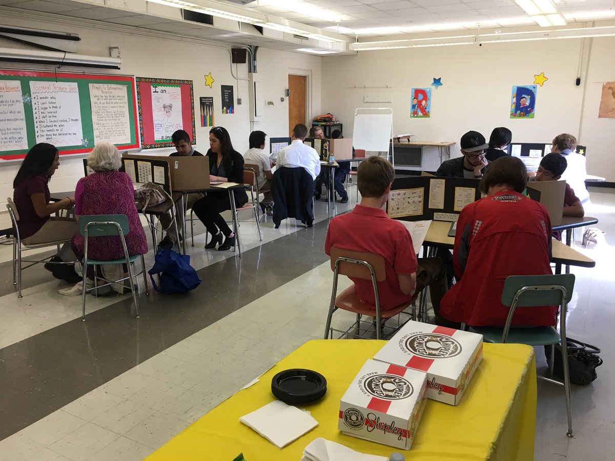 2RiversMiddle's tweet photo. Today was the last day of our MNPS reading clinic for this school year. We appreciate all of our volunteers who dedicated their time &amp; encouraged our students to dedicate more time to reading each week. We ended the year with 25 tutors &amp; 24 students in the reading clinic. https://t.co/3GweLhjY01