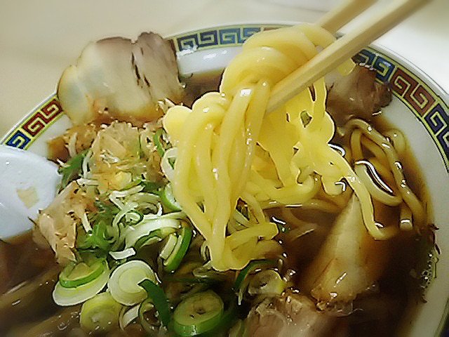 msk8127's tweet photo. 麺雅さんではガチ煮干しとつけ麺が好きなんだけど中華そば鰹っての食べてみた。あっさりめの煮干のスープと鰹節の香りが楽しめ��美味しい一杯でした。
＃津軽煮干ラーメン
＃麺雅
＃青森
＃煮干ラーメン https://t.co/fm0tbZOvWa