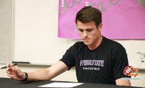 STGnews's tweet photo. Carter Reynolds, Desert Hills’ star hurdler, signs letter of intent with Weber State
#110meterhurdles #300meterhurdles #3AAstatefootball #carterreynolds #deserthillshigh #hurdles #letterofintent #region9 #track #Weber State University
https://t.co/ma3ZnR63JG https://t.co/TdWq3MrzoD