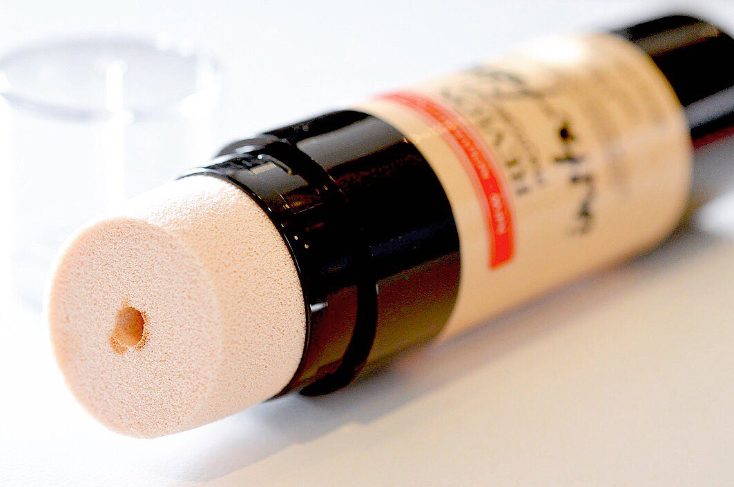 madeline_dm's tweet image. @RevlonCanada is pushing boundaries this year, releasing classic makeup products - with a twist. 😍💄✨ Insta-filter foundation comes out through a #blendingsponge, and #exactify liquid liner rolls on like a pizza cutter! See more here: classicallycontemporary.com/2018/04/new-re… 🎥📲💋 #bbloggersca