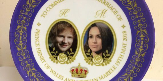 countrylivinguk's tweet photo. Can you spot the error on this commemorative royal wedding plate? https://t.co/IhooJ5X6O1 https://t.co/EFUs3QTO92