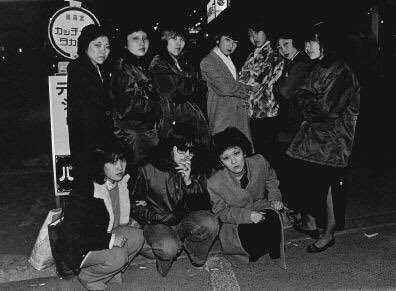 Chicapureevil 気になって先輩を探して当時のレディース暴走族の写真を漁ったらよく似た人だらけで逆に特定出来ず この髪型 眉無し又は細眉メイク いわゆるヤンキー女達だが浮世絵柄の縮緬トップスと共に今や絶滅 信じ難いだろうが当時パンクや
