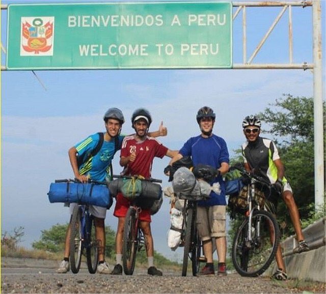 EduardoJFloresF's tweet photo. Estos jóvenes Venezolanos llegaron a Perú tras pedalear durante 35 días, entre todos contaban con 210 dólares, llevaron alimentos enlatados y acampaban en las noches a orillas de la carretera.  INCREÍBLE https://t.co/76UKi4wXHf