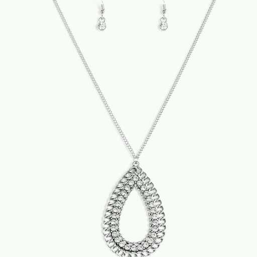 Drippin in Drama
Beautiful white Necklace
 vanisecalixte151863.boutir.com/item/Drippin-i…