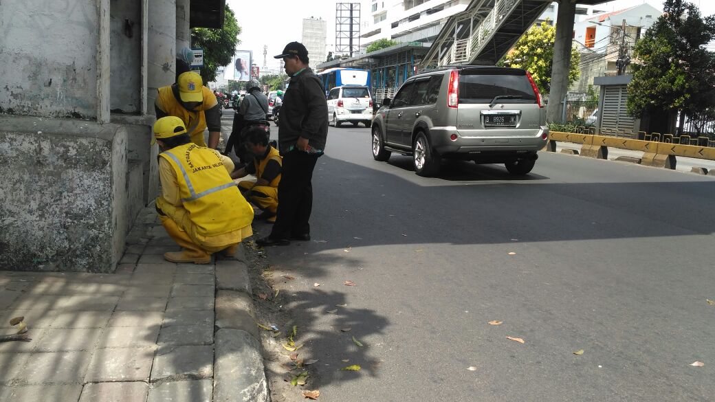 SDBMmampang's tweet photo. Perbaikan trotoar di Jl.mampang prapatan raya,di halte busway duren tiga. #timkuning. @BinaMargaDKI @binamargajaksel @DinasPemel https://t.co/DHP9DTfWmK