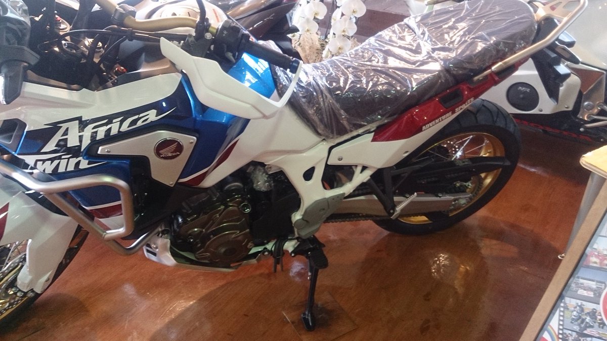 ぐっちgrom V Twitter アフリカツインアドベンチャースポーツカッコいい しかしldのシート高ひっくいなwww こっちの方が安心して乗れるのだろうけどアドベンチャーでこれは何か違う気がする