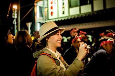 ท่ามกลางผู้คนมากมาย รอยยิ้มของคนที่เราหลงรัก มักเปร่งประกายโดดเด่นอยู่เสมอ