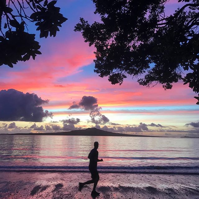 Running along the beach with this view is our favourite way to start the day. 🌅🏃 We follow it up with some delish coffee from our favourite Takapuna café. ☕ We're already looking forward to tomorrow! Thanks Dee Gregory for sharing this photo with us. #ilovetakapuna