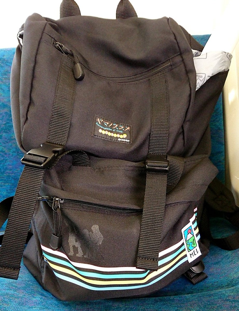 テレビアニメ ヤマノススメ Next Summit 公式 今日の宣伝担当は ふるさと納税返礼品のヤマノススメ Meiオリジナルフラップバッグにポスターを積んで打ち合わせ中 収納力も高くてとても使い勝手がいいフラップバッグ まだまだふるさと納税で受付中です