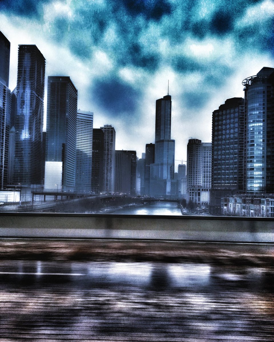 Missing you. 🖤
#Chicagoloop #chicago #canonusa #CanonFavPic #lakeshoredrive #moodyshots #architecture #photography #playingwithfiltersisfun #thinkingofyou #Amazon #fitness #fitnesschicago #fitcouples #artvsartist #rainydays #gottheblues #artofchi 🖤