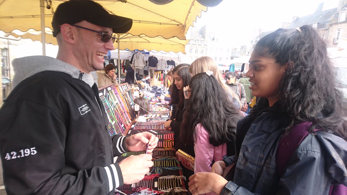 LanguagesLHS's tweet photo. On fait du shopping à Dinan @LeicesterHigh #normandytrip https://t.co/EqtBfwCLBO