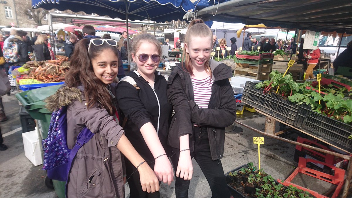 LanguagesLHS's tweet photo. On fait du shopping à Dinan @LeicesterHigh #normandytrip https://t.co/EqtBfwCLBO