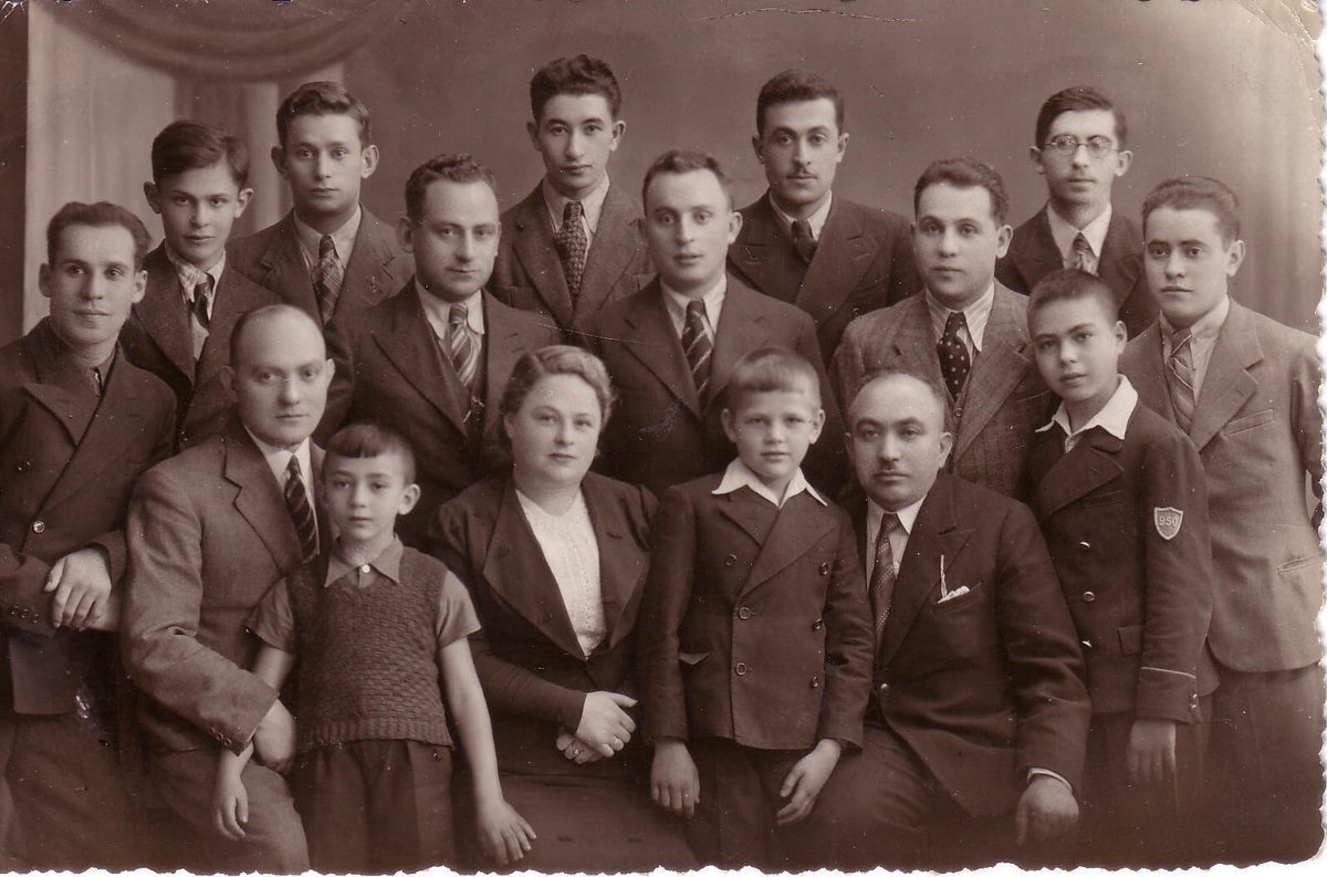 1/ Today is Holocaust Remembrance Day, also known as Yom HaShoah. In honor of this day, I'd like to tell you about the photograph below. It was taken in 1938, in a small town in Suwalki, Poland. Everyone in the photo is a Jew. See the boy front row center? That's my dad.