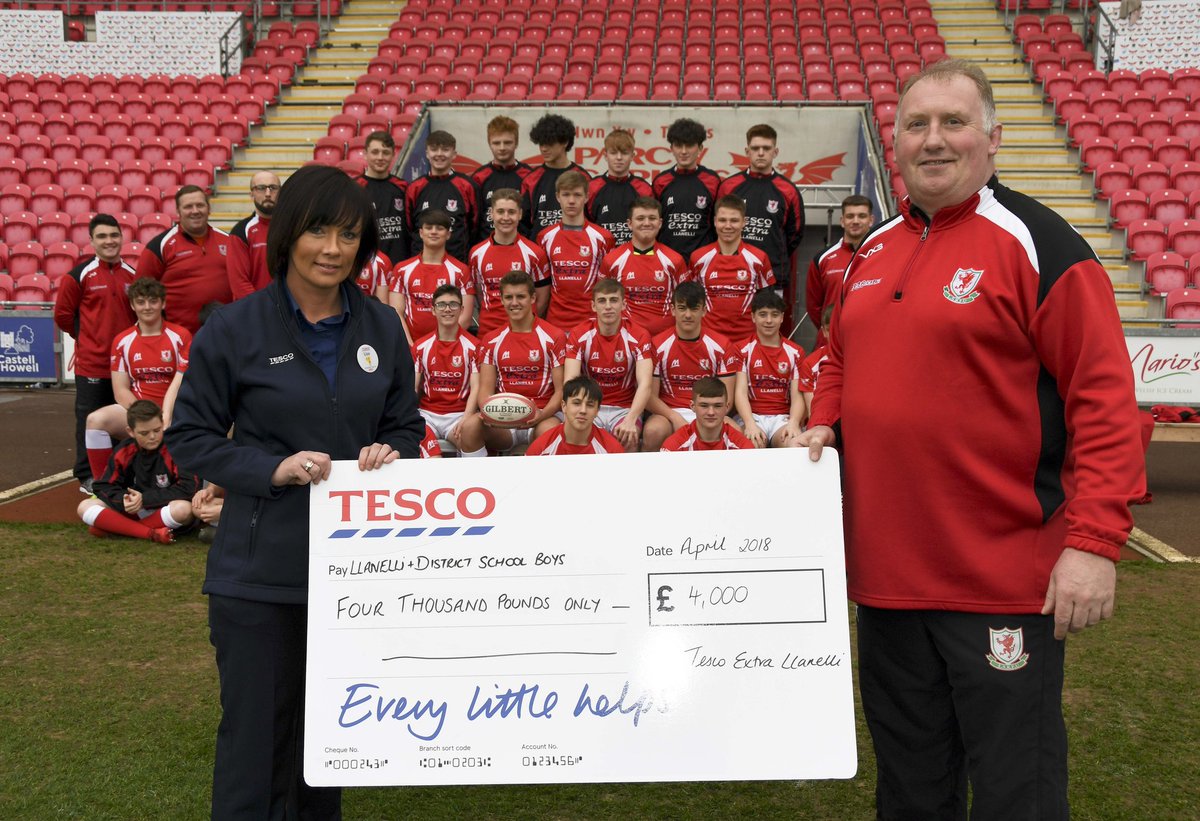 Yesterday we presented a cheque for £4,000 to the Llanelli &amp; District School Boys who have successfully secured our #Bagsforhelp grant.@GroundworkWales <a href="/LlanelliTesco/">TescoLlanelli</a> <a href="/Tesco_Wales/">Tesco Newyddion Cymru / Tesco Wales News</a> <a href="/LDSRU15/">Llanelli Schools Rugby</a>