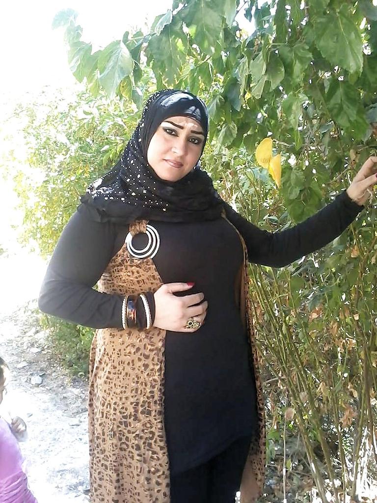 Hijabista zeinab. Красивые женщины в хиджабе. Туркиш мом хиджаб. Араб девушки jeans. Танец в парандже.