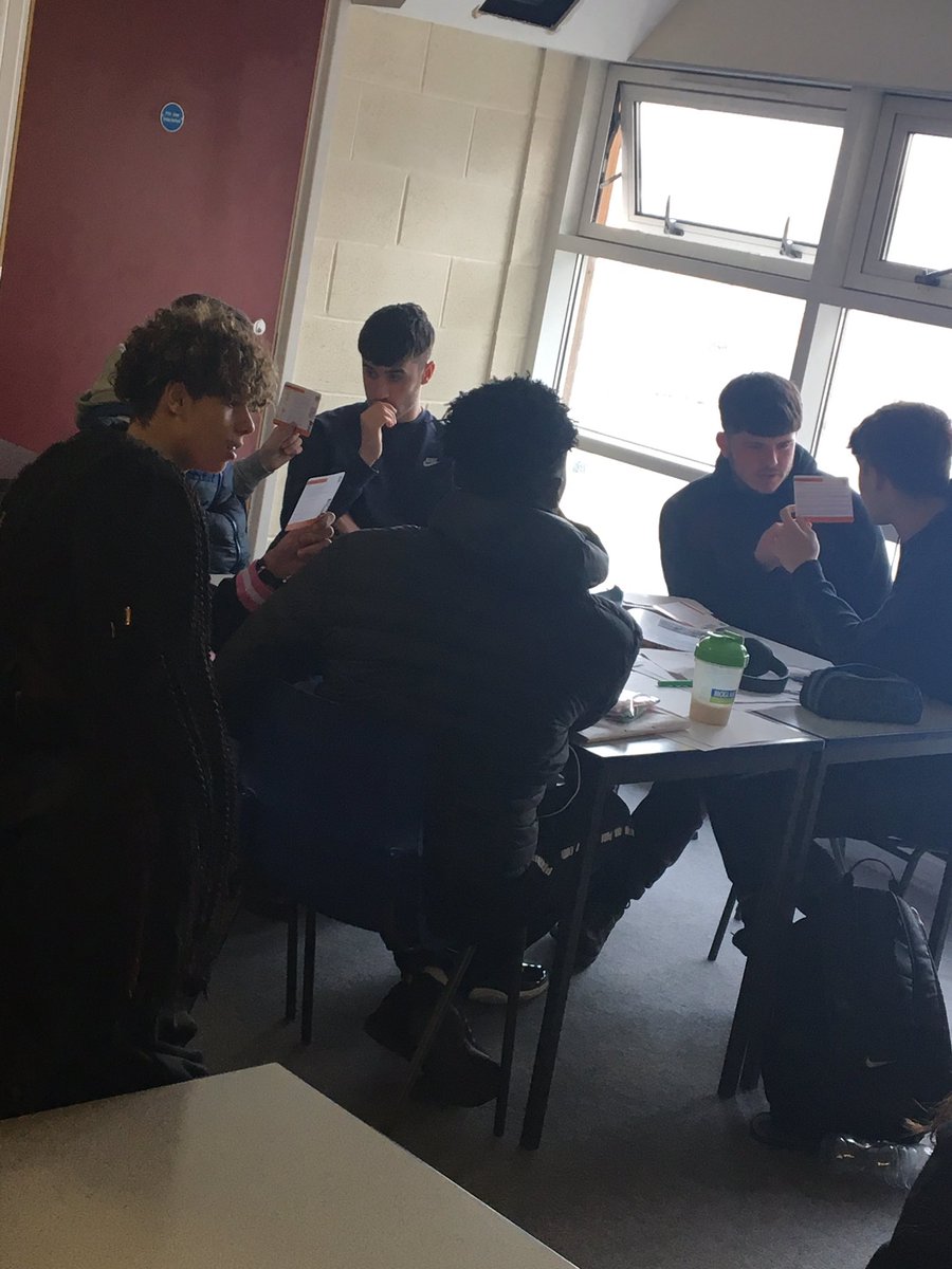 QueensSch_PE's tweet image. Year 11's during their Easter revision session. Lots of the students loving the @_SmartPE cards! 📚📖