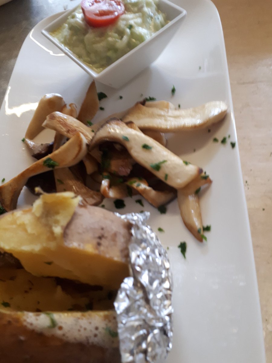 Weils bei unseren #Gästsn so gut angekommen ist, verlängern wir unsere #tut_gut #aktion: #dienstag und #donnerstag sind unsere #tutguttage. #heute: #saitlinge #ofenkartoffel #tzatziki #essen #veggi #gsund