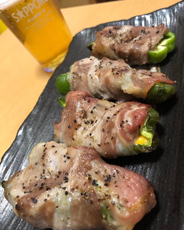 ゆーすけ 今夜はピーマンチーズ肉巻きで始めます 家飲み ピーマンチーズ肉巻き