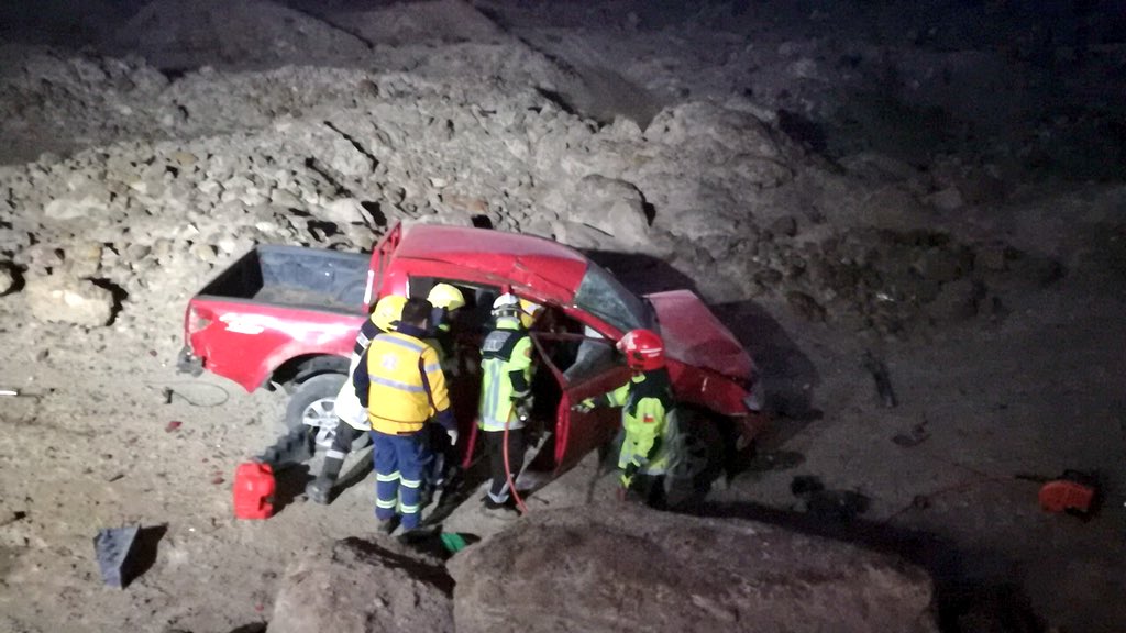 El conductor del automóvil rojo permanece grave.
