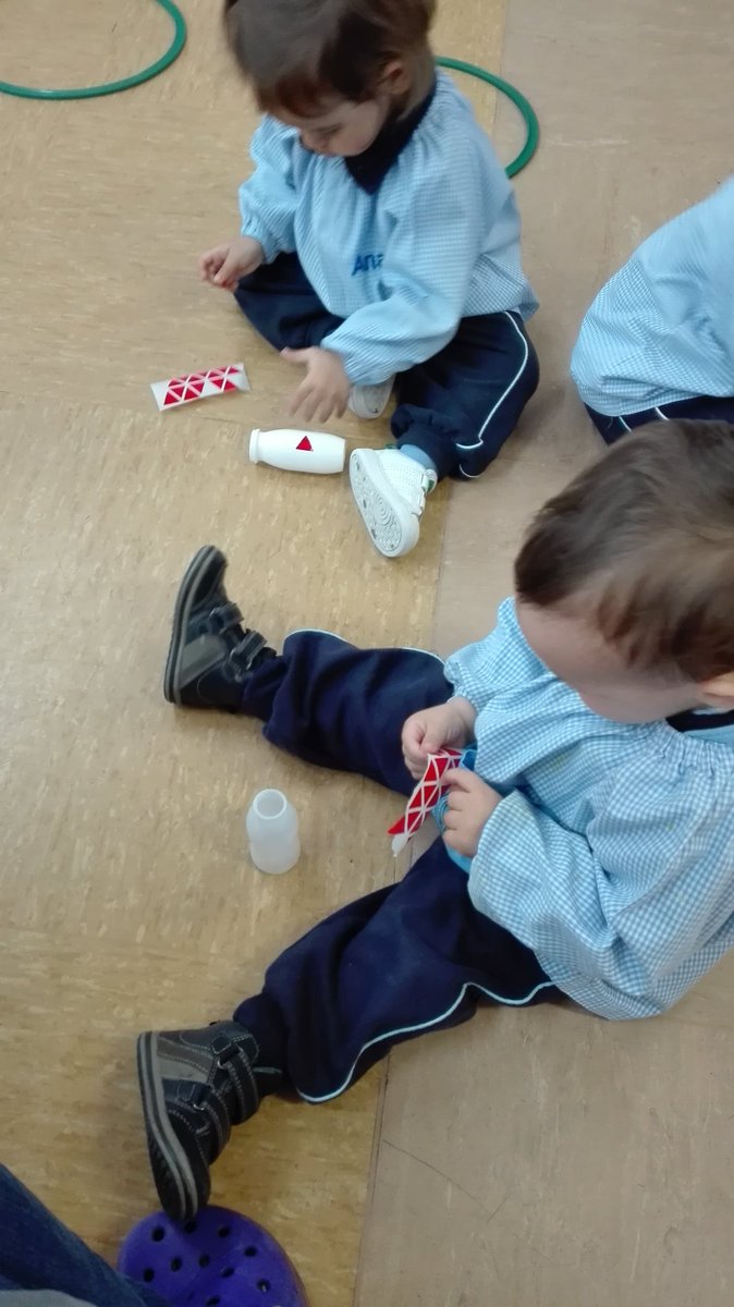 LauraVildosola's tweet photo. Se pueden hacer creaciones con casi todo; Decoramos las maracas, las rellenamos con garbanzos y ¡a bailar! #proyectotararea, #educacioninfantil, #infantil1año #recliclaje #inteligenciamusical @Colegiosrafael https://t.co/ROo0tH90nP