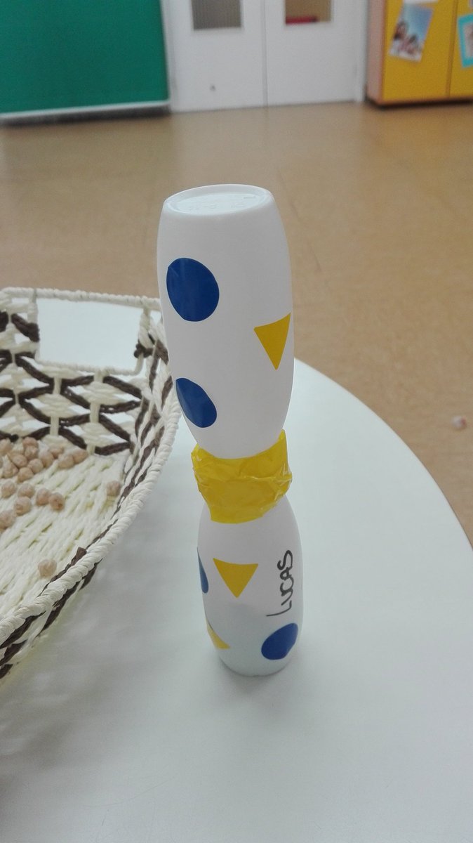 LauraVildosola's tweet photo. Se pueden hacer creaciones con casi todo; Decoramos las maracas, las rellenamos con garbanzos y ¡a bailar! #proyectotararea, #educacioninfantil, #infantil1año #recliclaje #inteligenciamusical @Colegiosrafael https://t.co/ROo0tH90nP