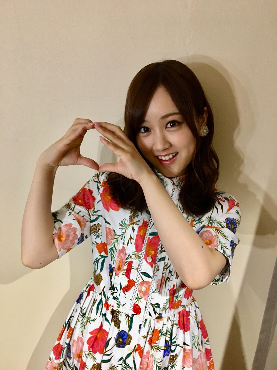 nogizaka46's tweet photo. シンクロニシティ発売記念企画 
『シンクロ坂』 

本日のお題はまっちゅんから出題された【りんごポーズ】 

星野みなみがシンクロ！
この後２１：３０頃SHOWROOMやります！みてねー！

#シンクロ坂 
#シンクロニシティ
#まっ���ゅんとシンクロ 
#みなみとシンクロ https://t.co/3C7kXnHE6a