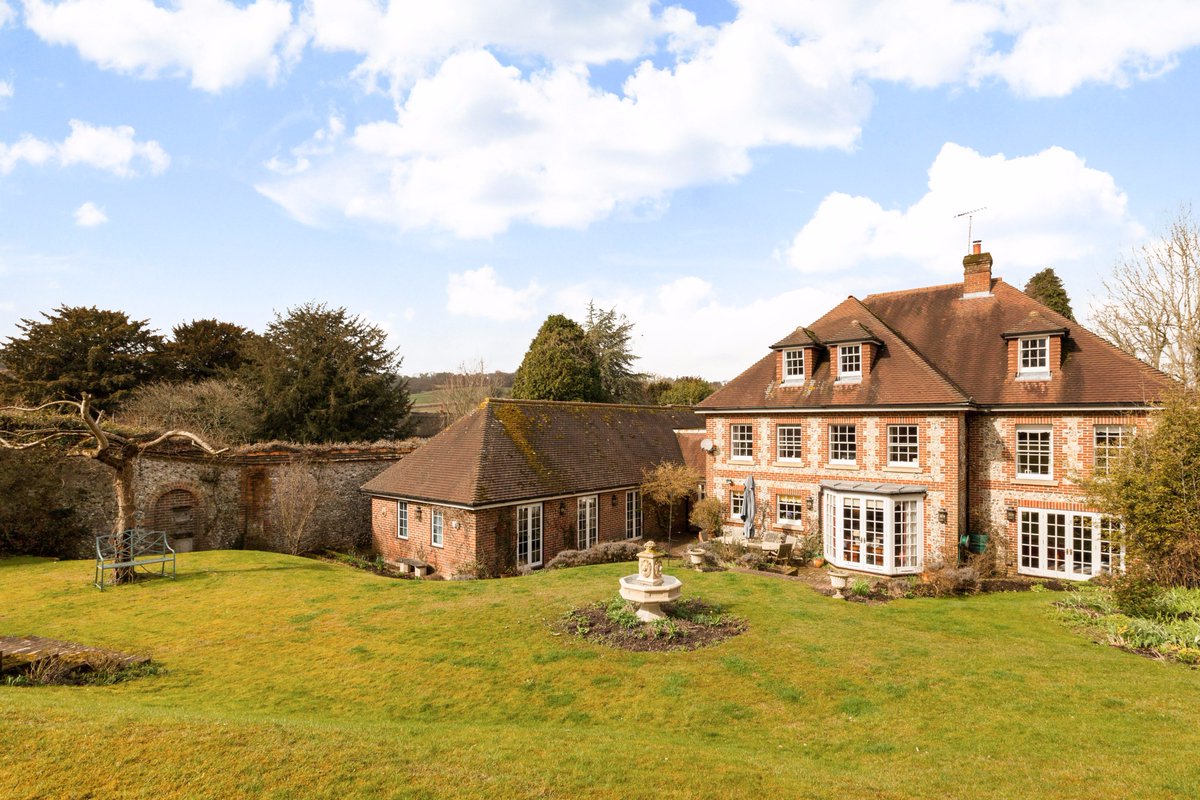 Just Launched in #SP11 this Queen Anne style 5 bedroom village house bit.ly/2EEUcEz