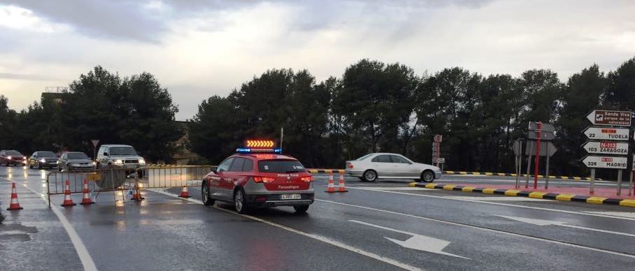 policiaforal_na's tweet photo. Cortada la N121 desde Caparroso a Los Abetos por desbordamiento. Anternativas:
-Autopista
-NA134 y NA660
#AlertaInundacionesNA https://t.co/m1TnyezfxE