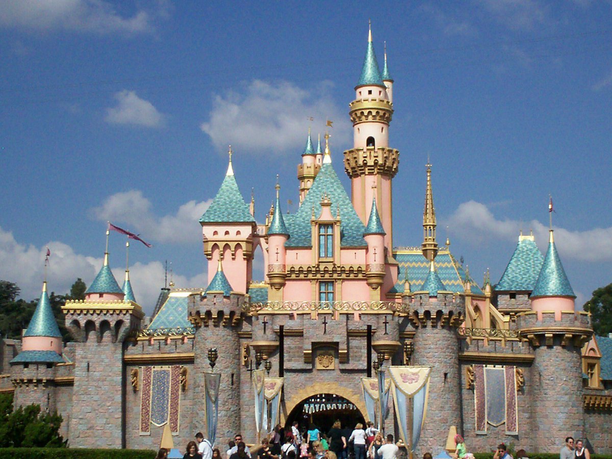 MoonshotC's tweet photo. An extremely popular tourist attraction in #France officially opened #OnThisDay 26 years ago. #Disneyland #Paris opened in 1992. It’s been a wonderful destination for children of all ages over that time. Happy birthday from all of us @ #MoonshotCollective #Disney #Europe https://t.co/L3tlIk9T3b
