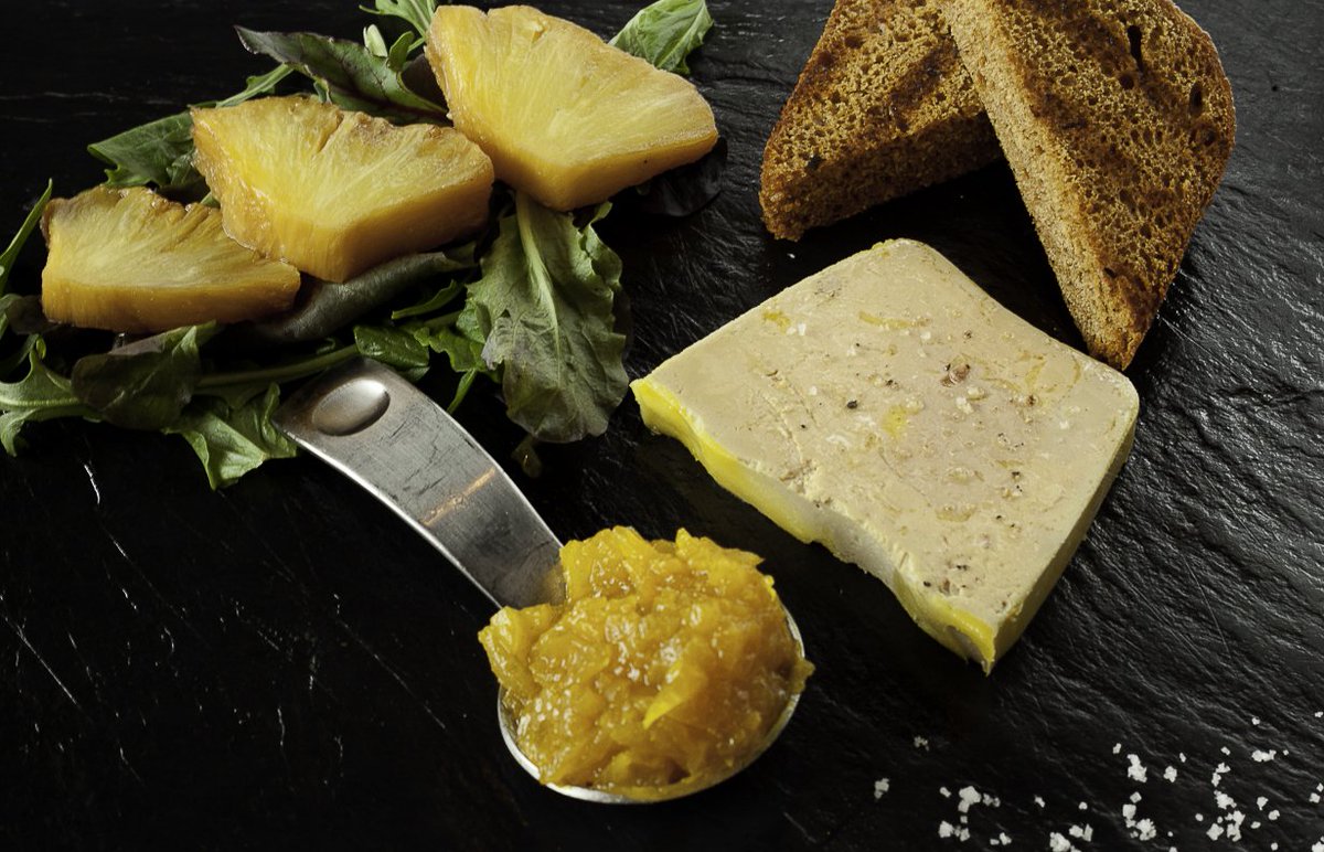 GlobalFoie's tweet photo. Bloc de Foie Gras 30% trozos Volex acompañado de salsa chutney, pan integral y piña. ¿Qué os parece esta mezcla se sabores? No os dejará indiferentes!!

#volexespaña #foiegrasvolex  #foiegras #foiemocionate #gastronomy  #gourmet #delicious #foiegrasrecipes #recetasconfoiegras https://t.co/5g8NqFeeMJ