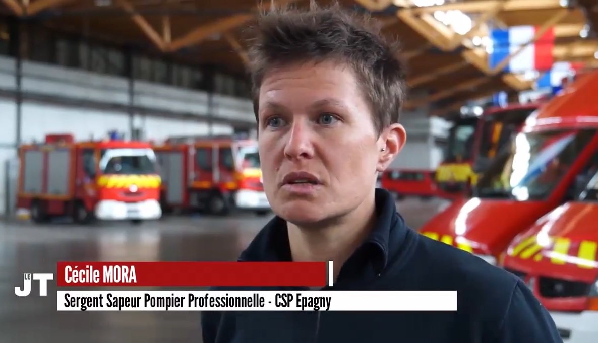 SDIS_74's tweet photo. Dans le JT de @8montblanc du 11 avril, portrait de Cécile Mora, sapeur-#pompier professionnel au CSP d'#Epagny. En #HauteSavoie les femmes représentent 20% des effectifs, les mentalités évoluent doucement mais elles ont tout leur place dans ce métier ! https://t.co/WUMb24X4gb https://t.co/iaJvcXfOJ9