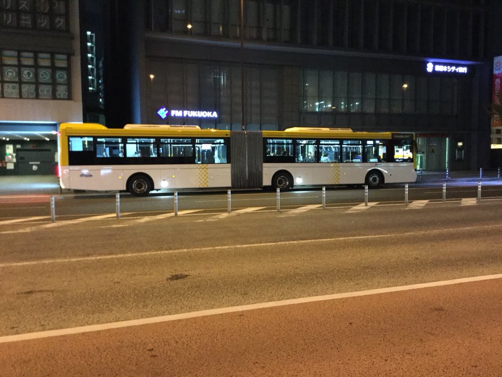 Hayatto4649's tweet photo. お店の前のバス停にも、福岡市内数ヶ所しか止まらない、特急バス（全長18m 130人乗り）が止まるようになりました、しかし朝7時代 2便、8時代 2便  🚌 https://t.co/IxNUVqFVO9