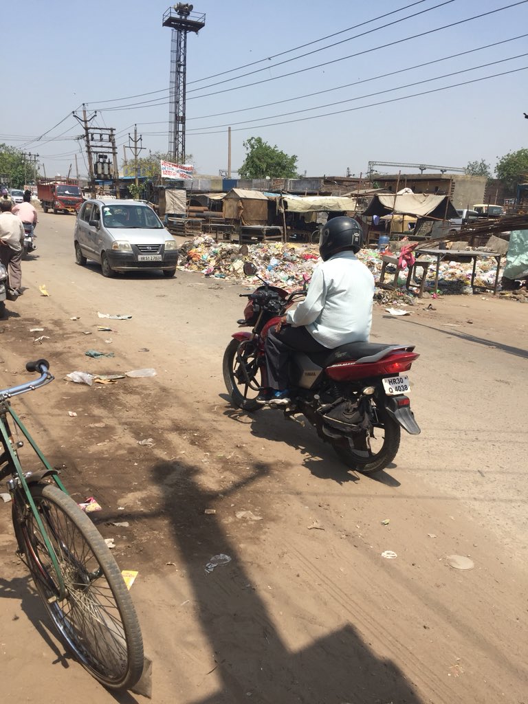 kake9009's tweet photo. @narendramodi @mlkhattar @cmohry @SwachhBharatApp #MyCleanIndia main road mujeshar faridabad @smartcityfbd #SwachhBharatMission in only tweets https://t.co/AQY5Vhf2ie