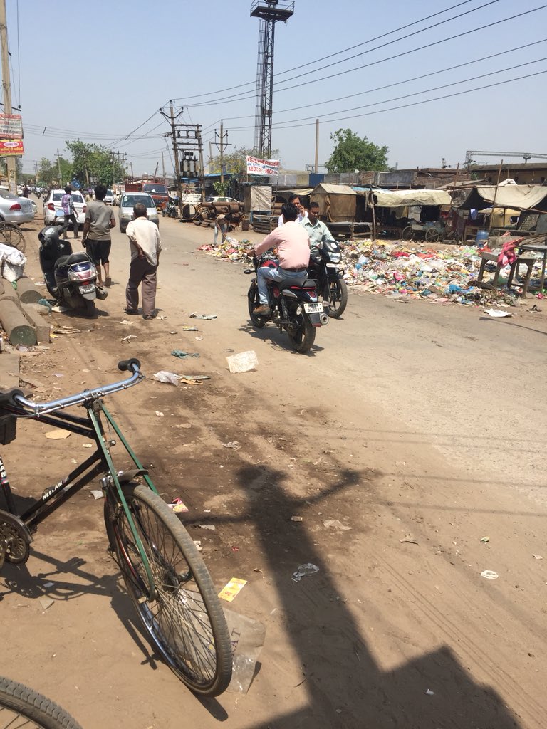 kake9009's tweet photo. @narendramodi @mlkhattar @cmohry @SwachhBharatApp #MyCleanIndia main road mujeshar faridabad @smartcityfbd #SwachhBharatMission in only tweets https://t.co/AQY5Vhf2ie