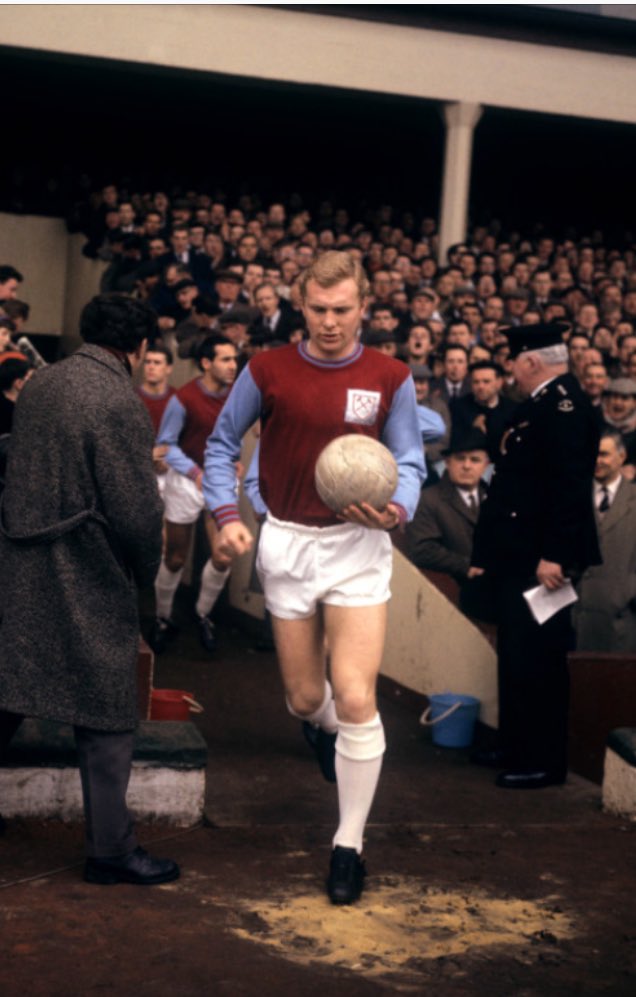 Happy birthday Bobby Moore (12/4/1941 - 24/2/1993). 