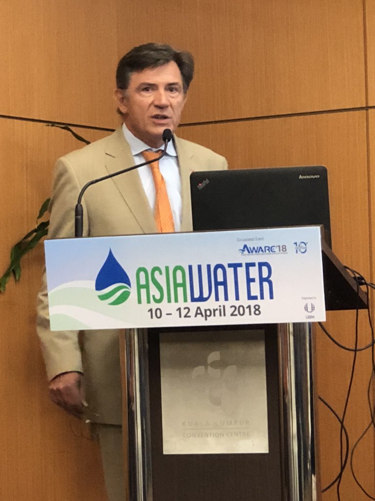 ZainiUjang2's tweet photo. Listening to Dutch team on managing water innovatively! I m going Dutch!! @MarkvLoosdrecht @Mossenlechner @official_kettha https://t.co/cHarcA2PBF
